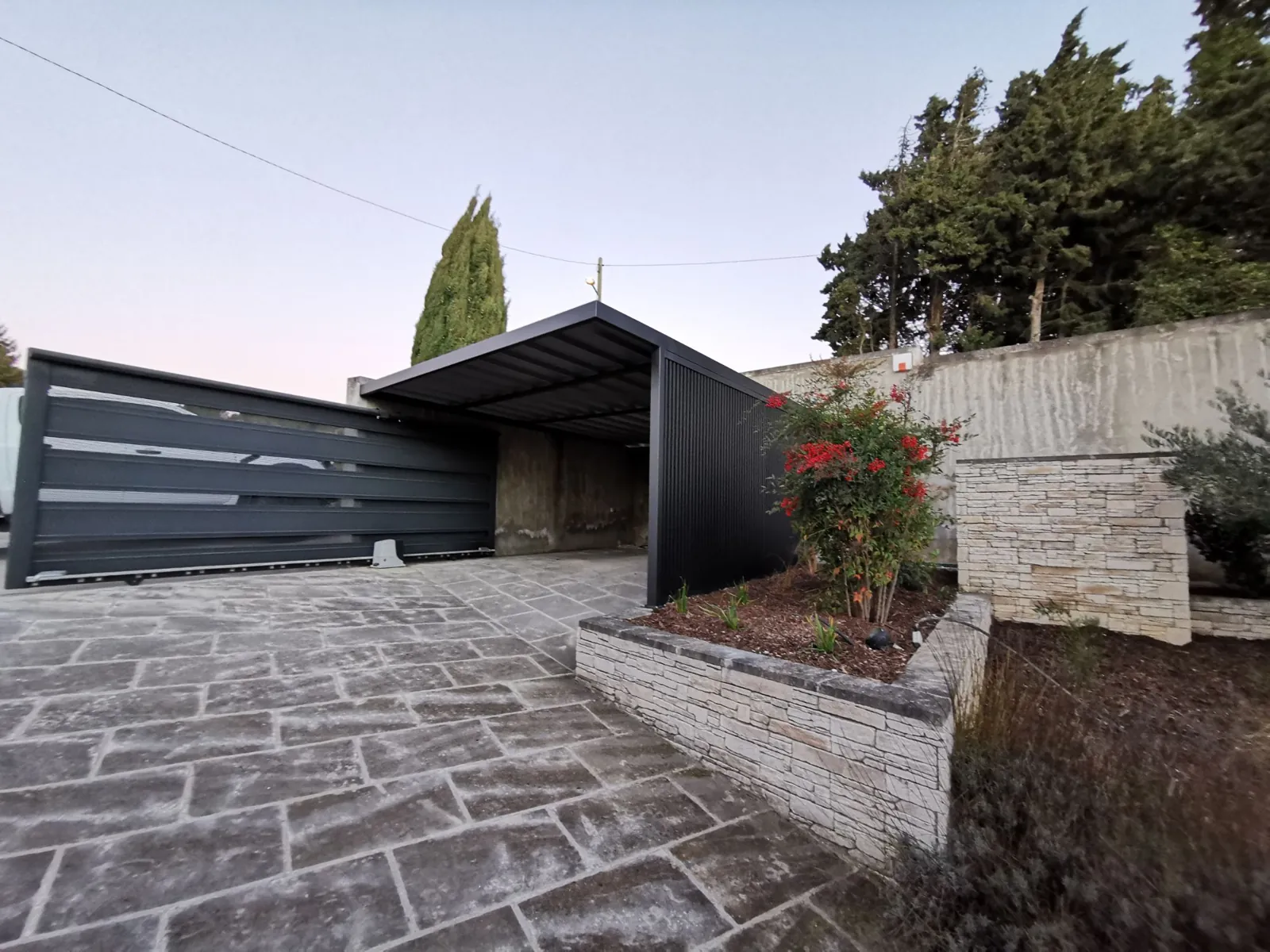 Carport sur mesure en acier, structure grande portée, Rochefort-du-Gard