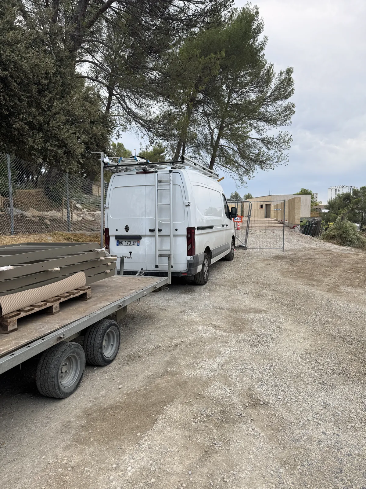 Livraison du lot serrurerie sur le chantier de la Ferme École, Nîmes