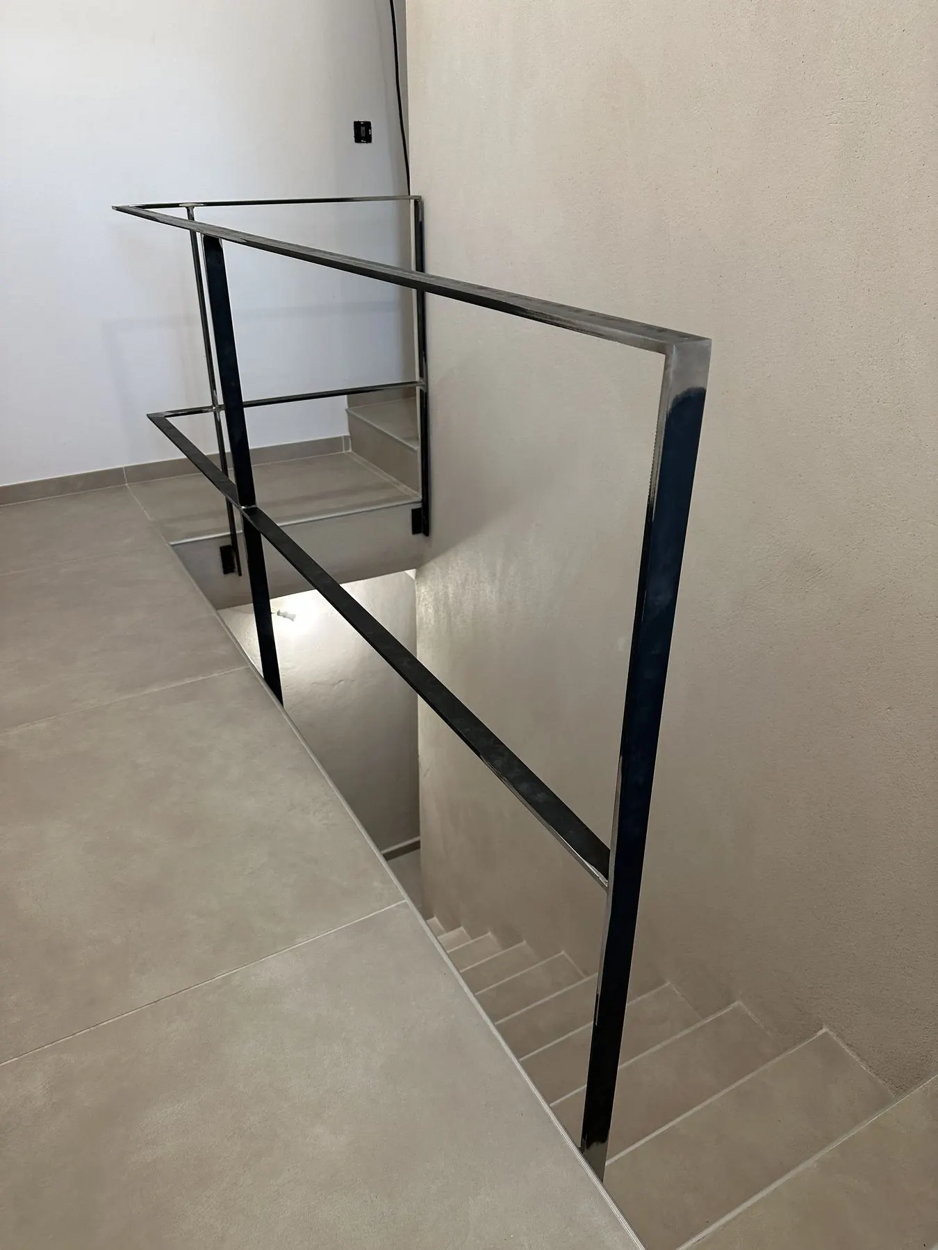 Garde-corps d'escalier épuré en acier brut, vue en contre-plongée, Rochefort-du-Gard