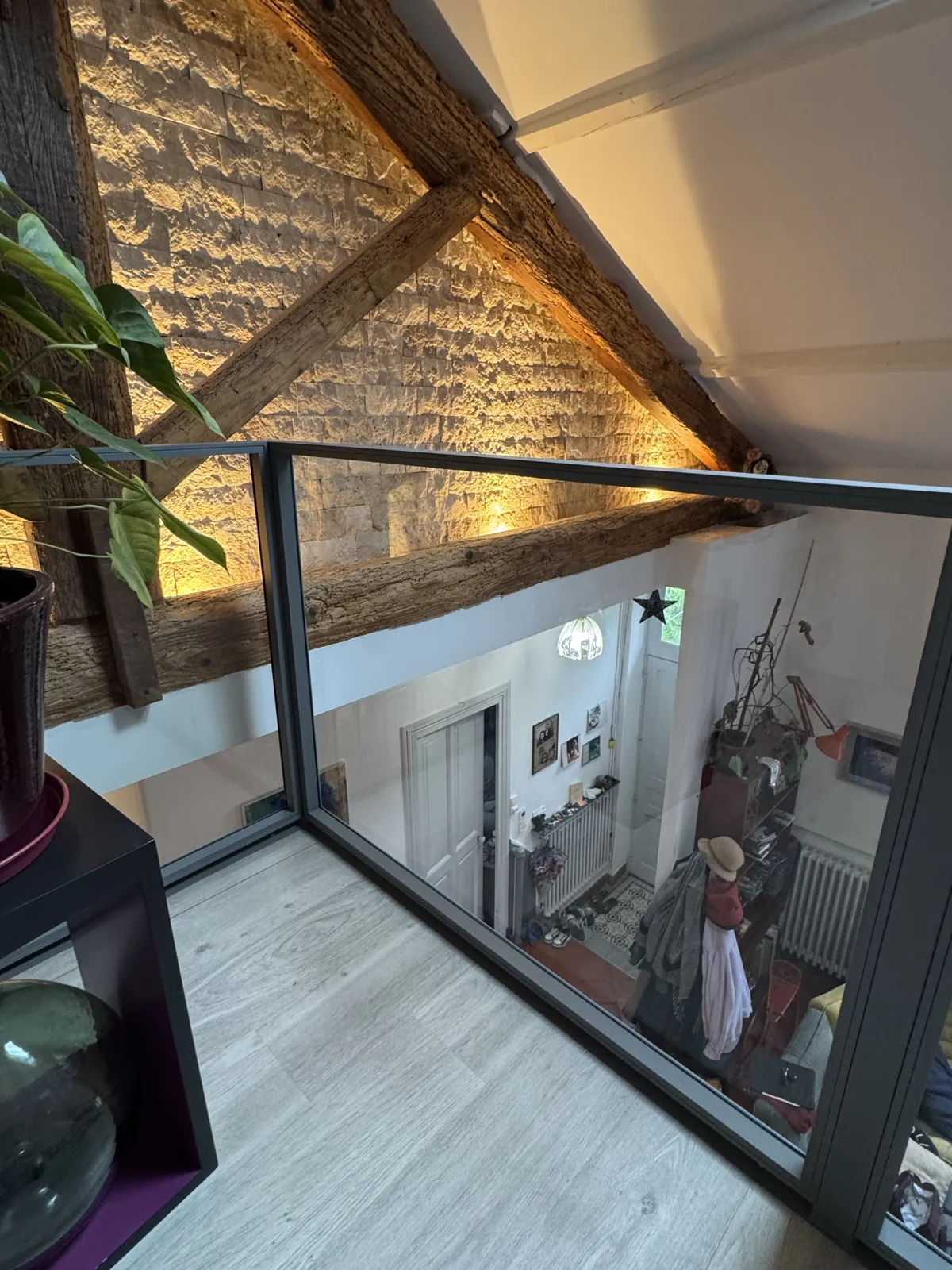 Garde-corps vitré sur mezzanine, profils JANSEN, maison de ville rénovée, Nîmes