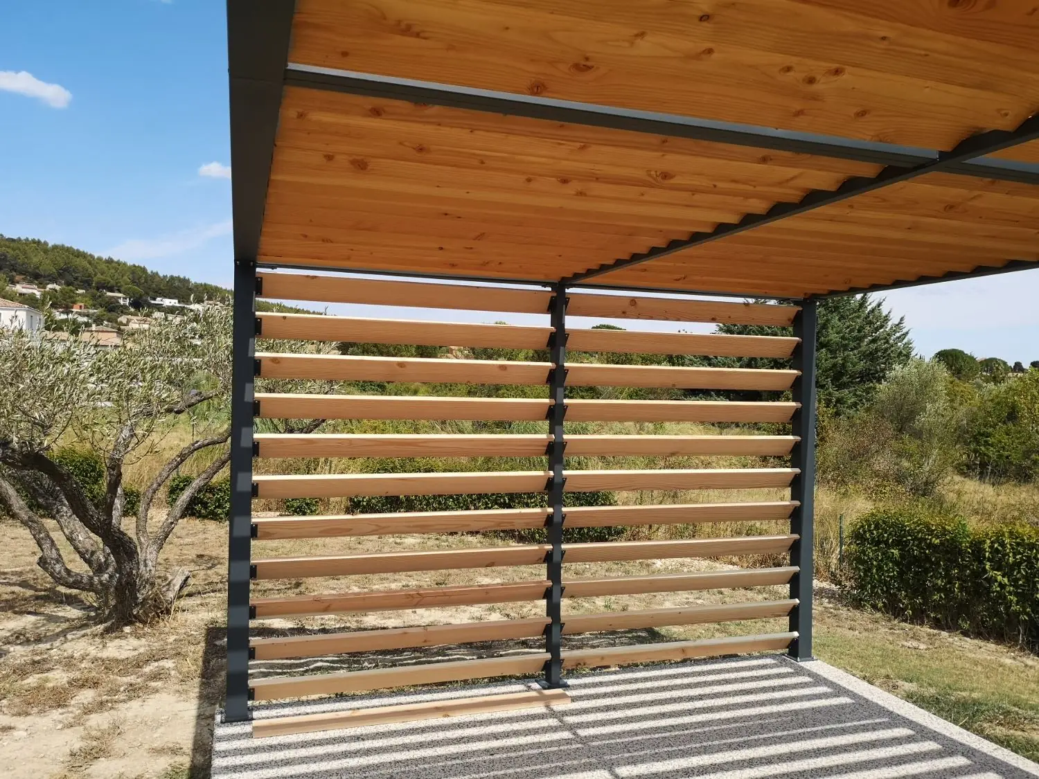 Claustra brise-vue en lames de bois Douglas traité, montants et supports crantés thermolaqués RAL 7016, pergola autoportante sur mesure, Caveirac (Gard)