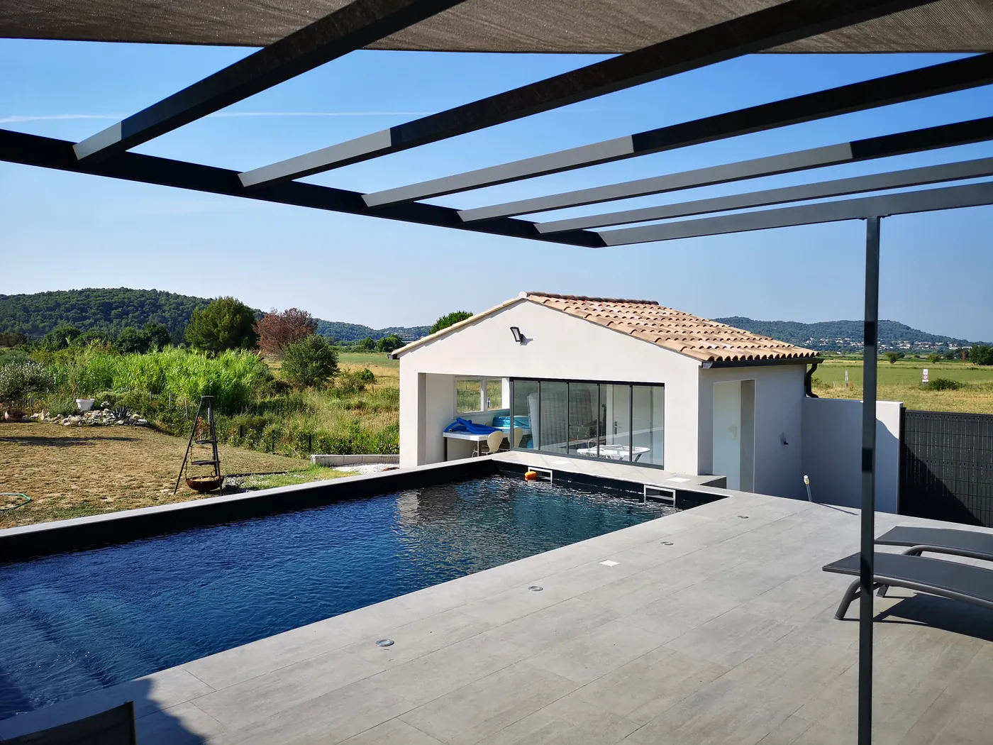 Pergola suspendue en aluminium thermolaqué au-dessus d'une piscine, Caveirac