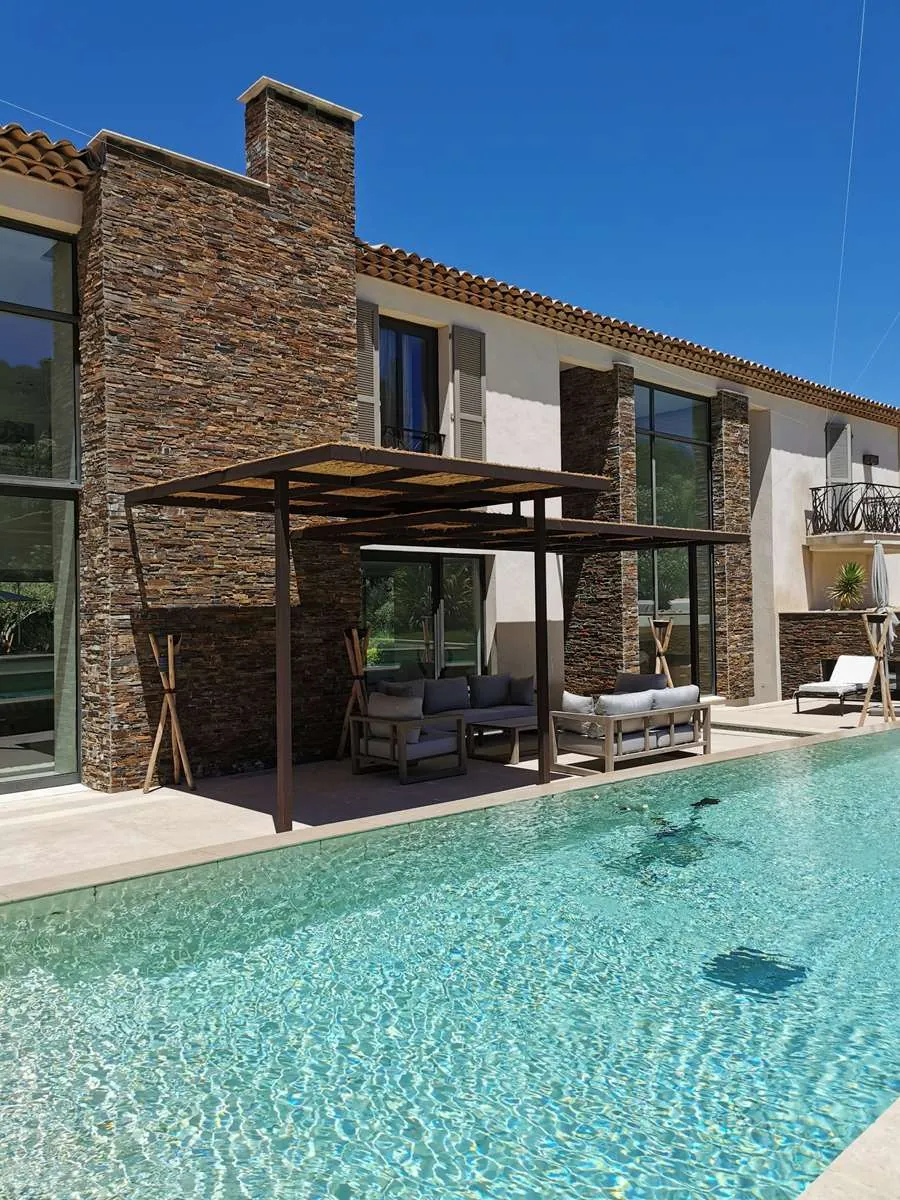 Pergola sur mesure et piscine, villa d'exception, Saint-Tropez