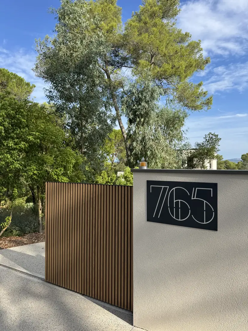 Plaque d'entrée sur mesure en acier thermolaqué, numéro de rue découpé