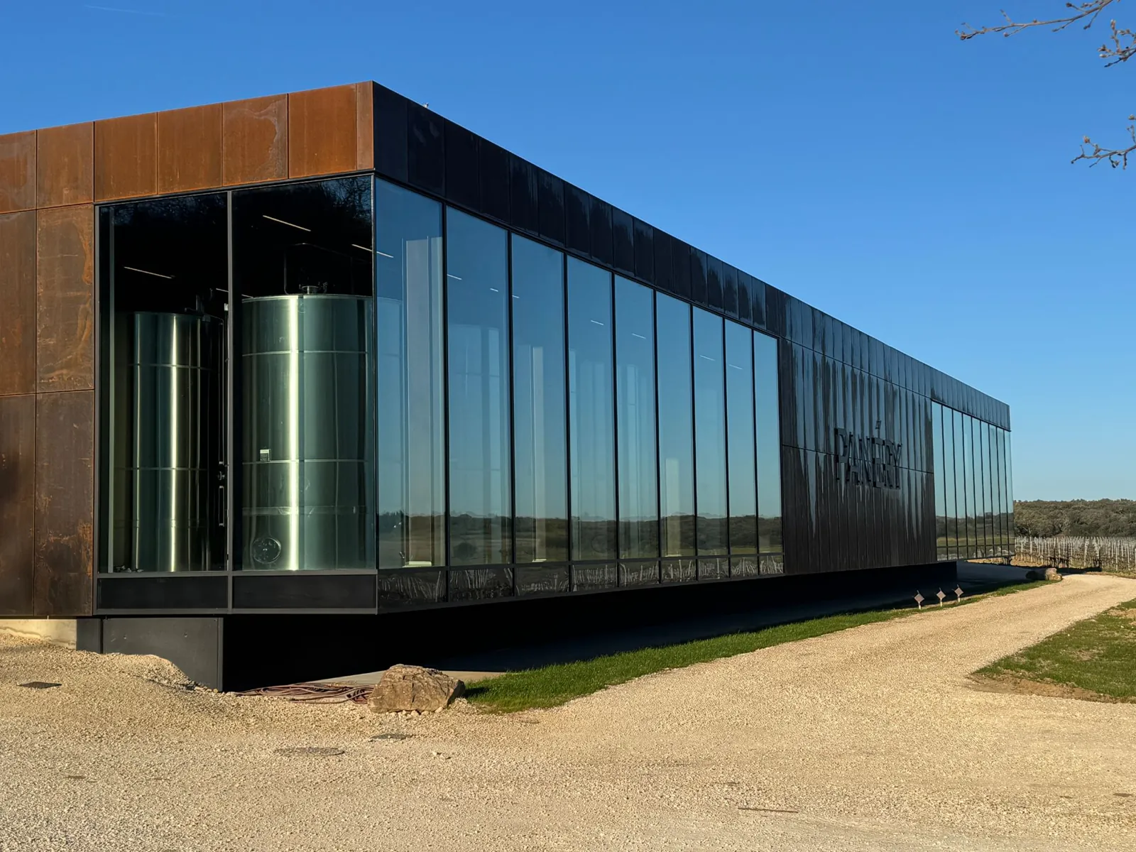Façade en acier Corten et menuiserie acier Pleine Lumière, moulin oléicole du Domaine de Panery