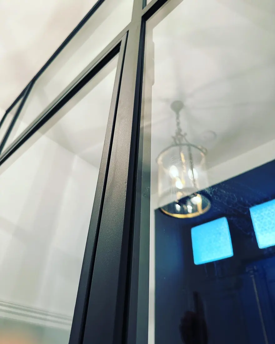Détail des profils ultra-fins JANSEN, menuiserie acier sur mesure, Nîmes