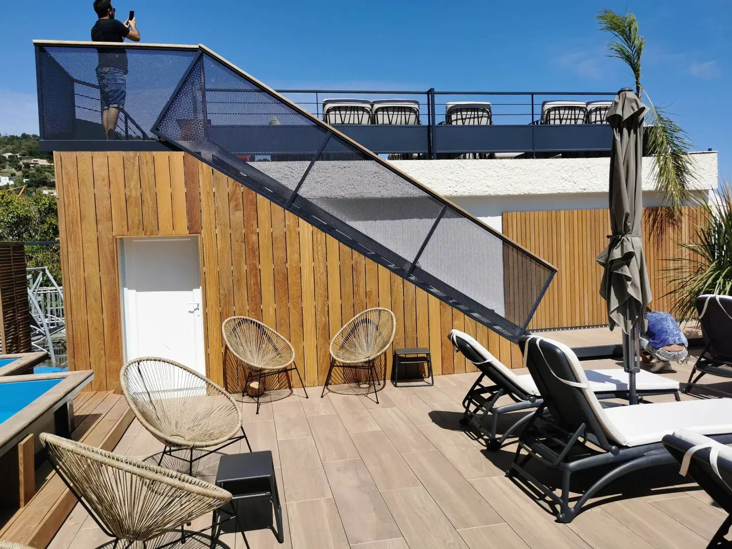 Escalier d'accès au rooftop avec garde-corps en tôle perforée anthracite, hôtel Les Alcyons, Le Lavandou (Var)