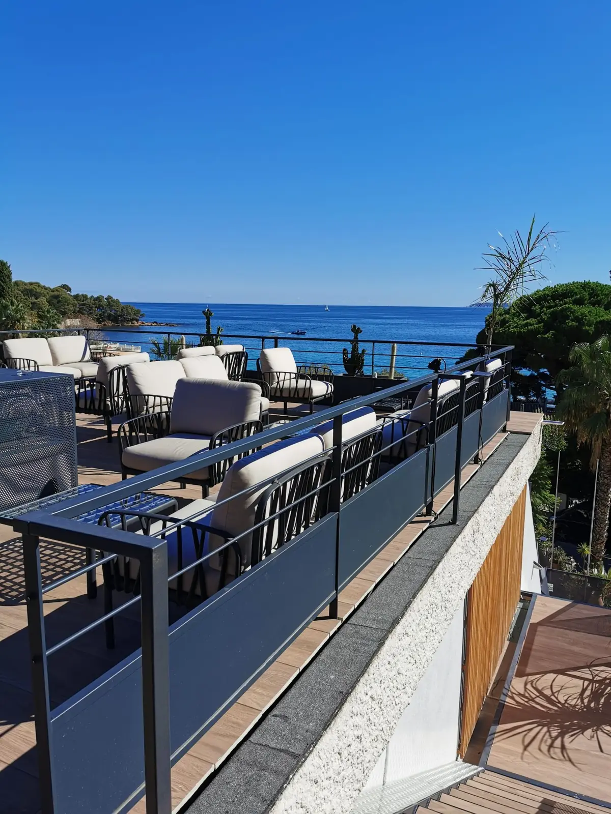 Garde-corps en acier anthracite avec partie basse pleine, rooftop de l'hôtel Les Alcyons face à la mer, Le Lavandou