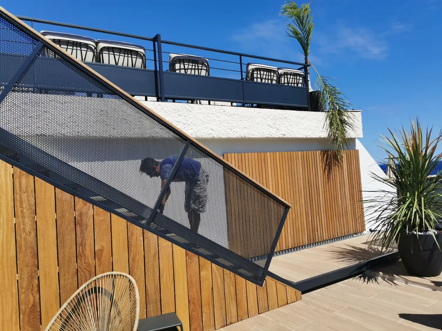 Escalier en tôle perforée et garde-corps acier du rooftop, bardage bois, hôtel Les Alcyons au Lavandou