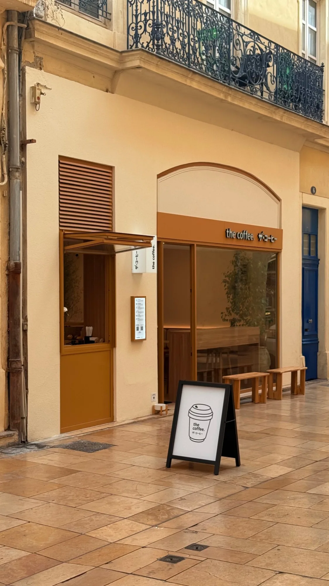 Façade du café THE COFFEE avec sa menuiserie kiosque sur mesure, centre-ville de Nîmes