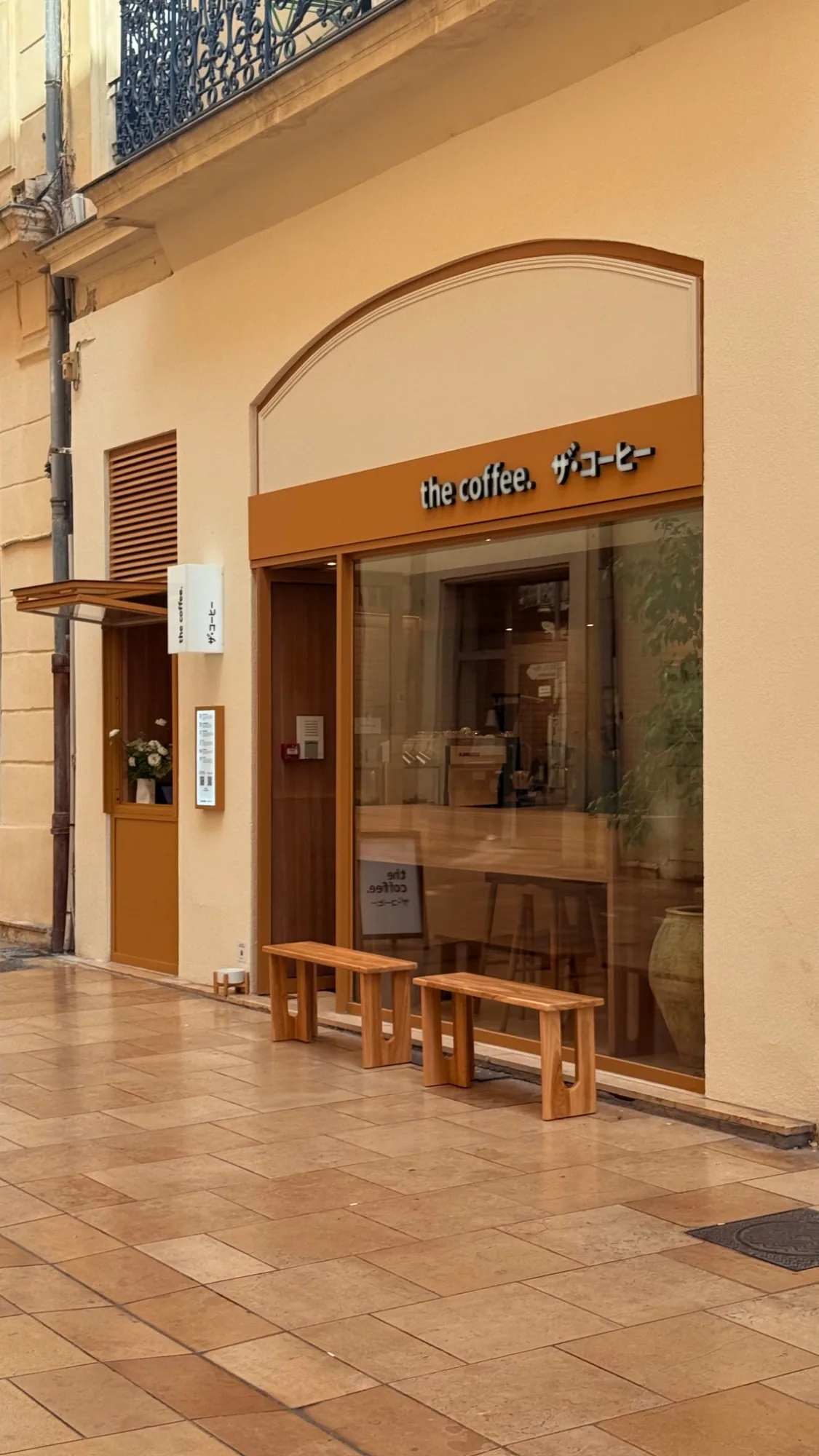 Devanture du café THE COFFEE et menuiserie kiosque thermolaquée RAL 1011, rue piétonne du centre de Nîmes