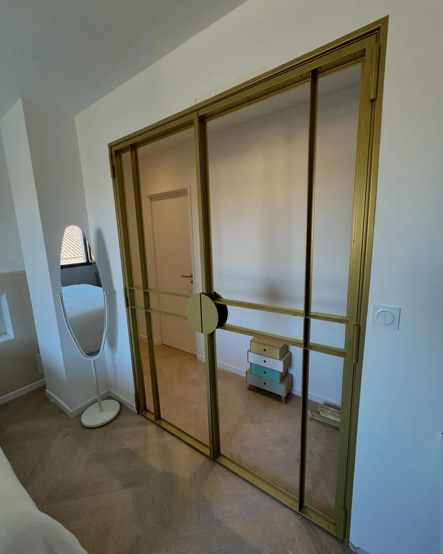 Verrière d'intérieur en menuiserie acier finition laiton, profils fins, Montpellier