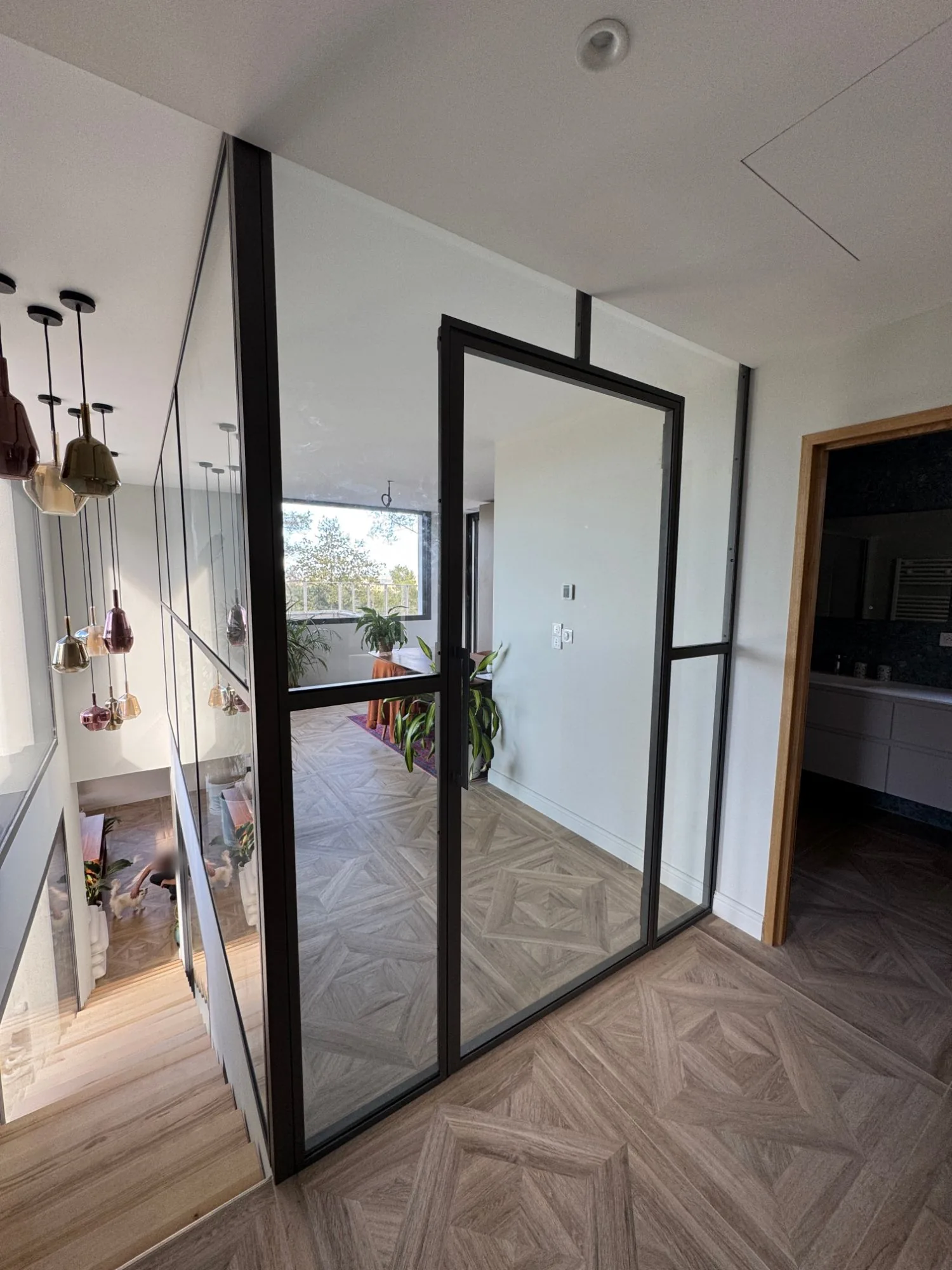 Verrière intérieure fermée en haut de l'escalier, retour vitré le long de la trémie et suspensions dans la double hauteur, villa d'architecte, Montferrier-sur-Lez